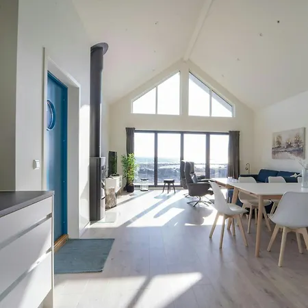 Hébergement de vacances Modern With Sea View In *